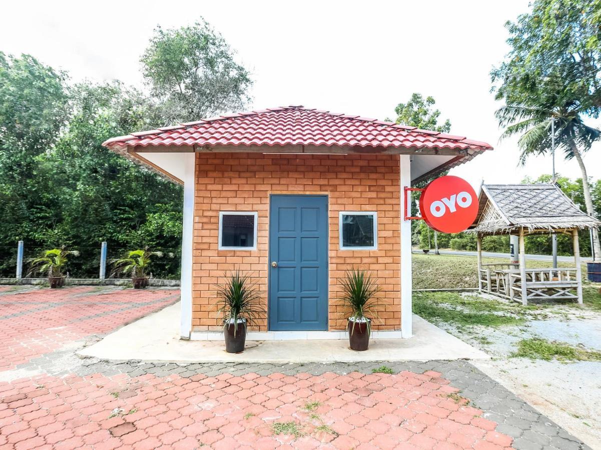 Oyo 89607 Aloha Chalet Kampung Raja Exterior foto